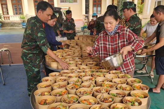Cục Hậu cần - Kỹ thuật Quân khu 5 bảo đảm hậu cần, chăm lo đời sống người dân vùng ngập lụt