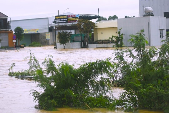 Đà Nẵng: Nước trên các sông vẫn ở mức cao, nguy cơ sạt lở