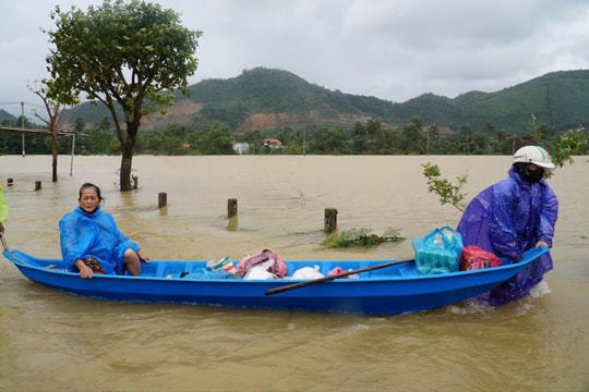 Mưa lũ lịch sử, gần 16.000 người phải di dời khẩn cấp