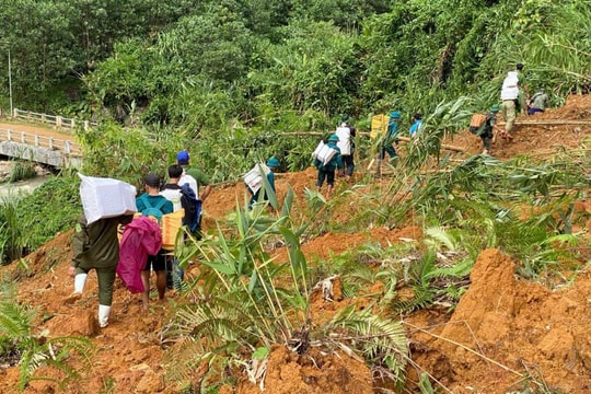 Băng rừng, vượt núi cõng lương thực tiếp tế đồng bào bị cô lập