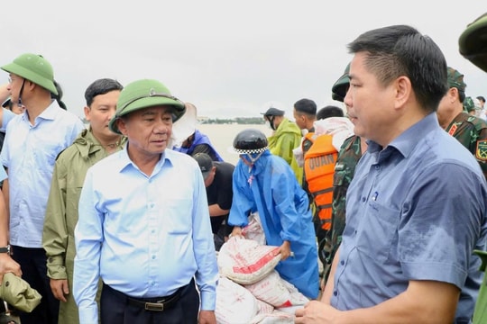 Thường trực Ban Bí thư Trần Cẩm Tú kiểm tra, động viên nhân dân vùng lũ Đà Nẵng