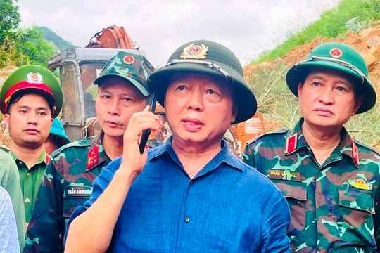 Phó Thủ tướng Trần Hồng Hà động viên nhân dân vùng lũ