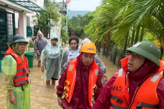 Giải cứu 5 du khách nước ngoài mắc kẹt trong vùng ngập lụt