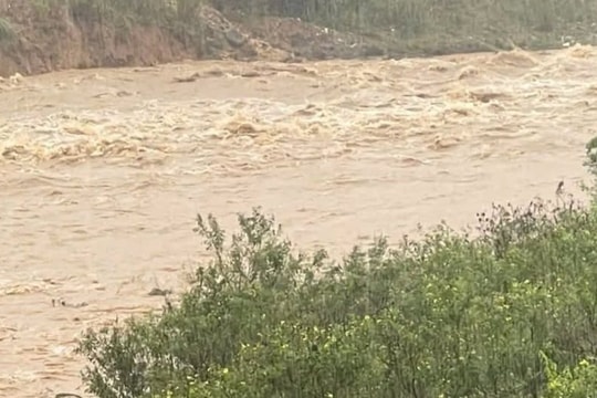 Đi đánh cá lúc mưa bão, một người bị lũ cuốn