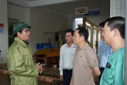 Khẩn trương làm sạch môi trường, khôi phục hoạt động các cơ sở y tế sau mưa lũ