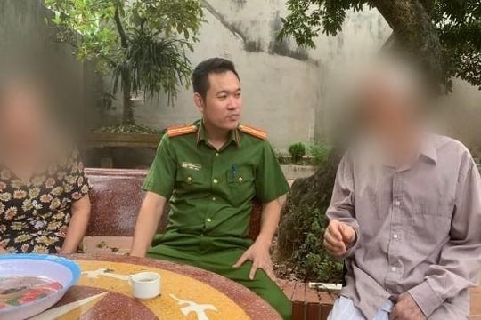 Con trai kiểm tra camera thấy bố mẹ già hoảng hốt khi nghe điện thoại và sự thật phía sau