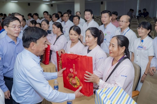 Thường trực Ban Bí thư Trần Cẩm Tú thăm, động viên người dân vùng lũ