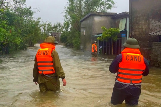 Hà Tĩnh: Xả tràn hồ chứa, chủ động di dời dân do mưa lớn