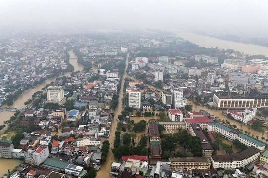 Thủ tướng chỉ đạo khẩn trương cứu trợ, khắc phục hậu quả mưa lũ lịch sử tại Trung Bộ