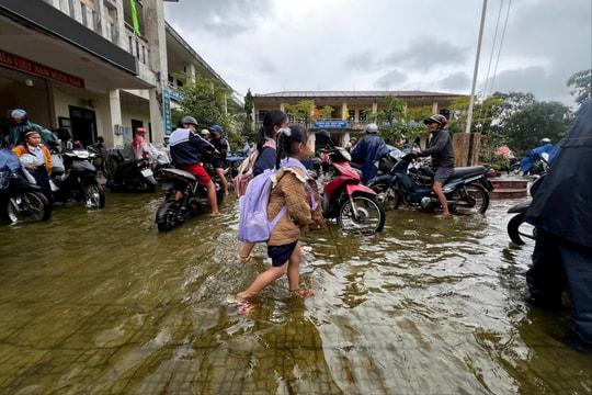 TP Huế khẩn trương khắc phục hậu quả mưa lũ, đón học sinh trở lại trường
