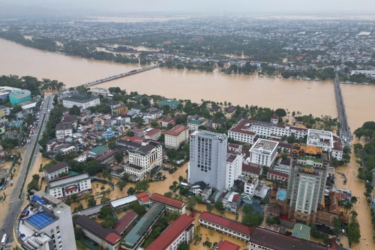 Tìm thấy thi thể hai cha con bị lật ghe trong lũ ở phường Thuận An