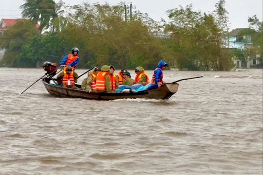 Huy động tổng lực tìm kiếm người mất tích giữa lũ dữ ở Huế