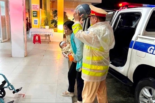 CSGT tỉnh Quảng Ngãi dùng xe đặc chủng đưa cháu bé cấp cứu trong đêm tối