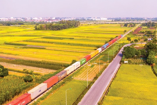 Đường sắt Việt Nam vận chuyển miễn phí hàng cứu trợ hướng về miền Trung