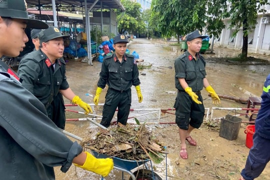 Công an TP Đà Nẵng chung tay cùng người dân khắc phục hậu quả sau lũ