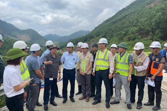 Phó Thủ tướng Trần Hồng Hà kiểm tra, chỉ đạo xử lý sạt lở cao tốc La Sơn - Hòa Liên