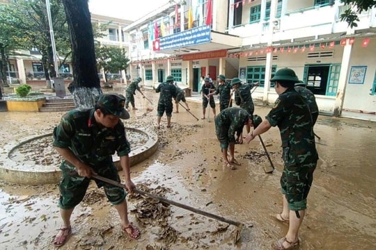 Bộ CHQS TP. Đà Nẵng tổng dọn vệ sinh, hỗ trợ nhân dân sau lũ rút