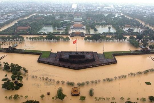 Huy động tối đa lực lượng cứu trợ vùng bị chia cắt do mưa lũ