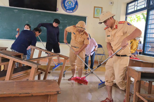 Đà Nẵng: CSGT Hoà Nhơn hỗ trợ người dân khắc phục hậu quả mưa lũ