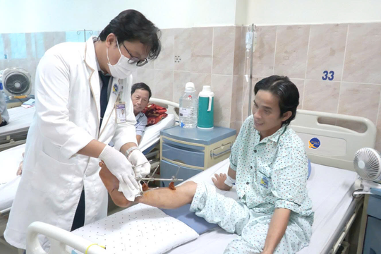 Đứt lìa bàn chân khi cắt cỏ