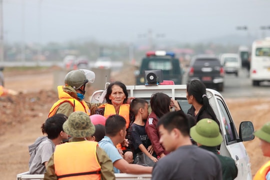 Hơn 2.000 người dân được di dời khỏi vùng ngập sâu