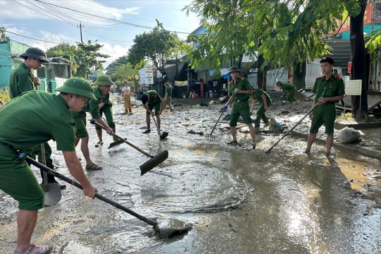 Công an TP. Huế ra quân làm sạch môi trường, khử khuẩn sau mưa lũ