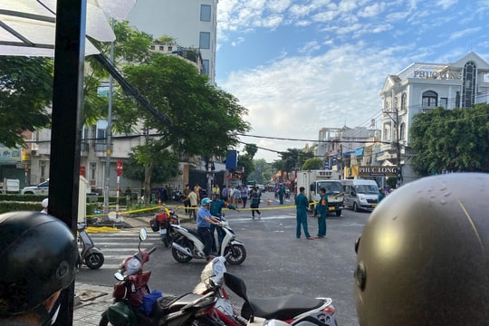 2 người thương vong sau cú tông vào đầu xe tải