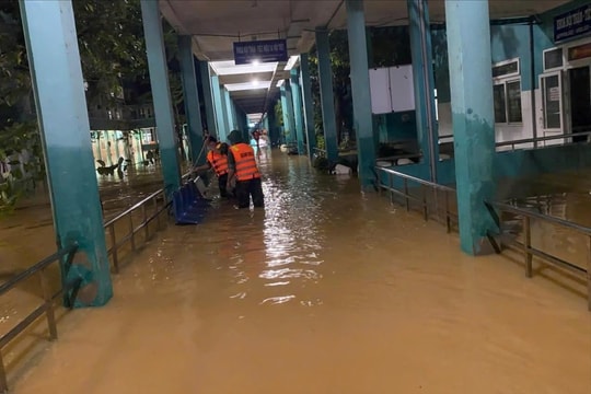 Bộ đội Đà Nẵng khẩn trương tiêu độc, khử khuẩn tại các bệnh viện