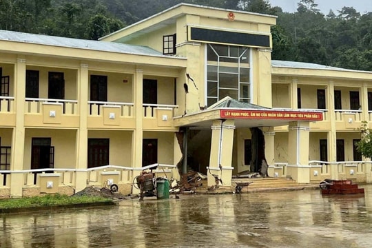 Trụ sở xã biên giới có nguy cơ đổ sập