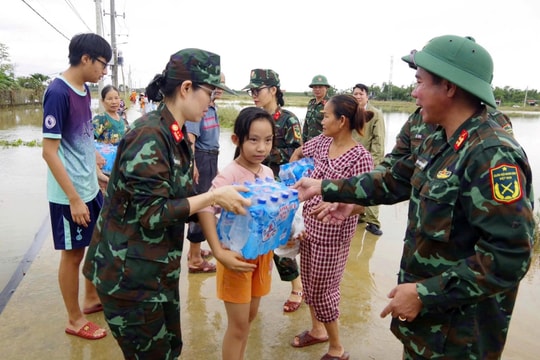 Quân khu 5 sát cánh cùng nhân dân khắc phục hậu quả lũ lụt tại Đà Nẵng