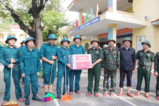 Thượng tướng Trương Thiên Tô thăm, tặng quà nhân dân vùng lũ