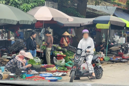 Họp chợ trái phép ngay đường vào trung tâm hành chính phường Tĩnh Gia