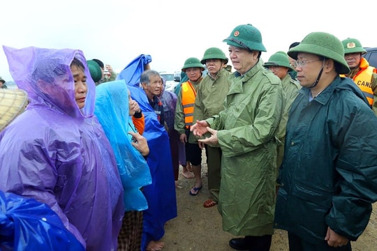 Phó Thủ tướng Mai Văn Chính kiểm tra công tác ứng phó với mưa lũ ở Hà Tĩnh