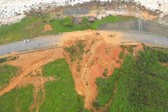 Sạt lở khiến tuyến đường ven biển Hà Tĩnh tê liệt