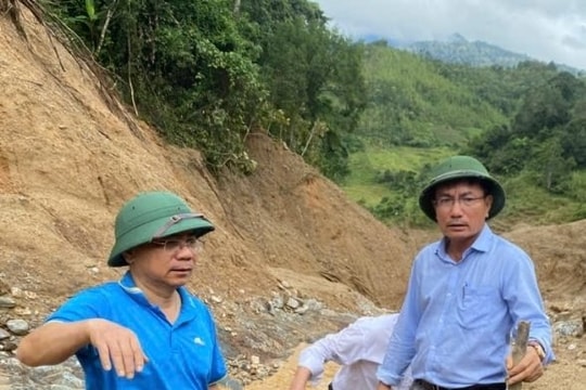 Mở đường mòn, tiếp tế lương thực cho người dân bị cô lập