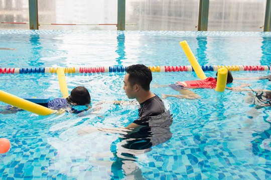 Lần đầu tiên học sinh Việt Nam được học bơi an toàn chuẩn