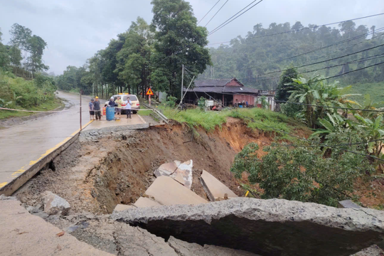 Mưa lớn kèm gió mạnh, cảnh báo lũ quét và sạt lở đất ở nhiều khu vực