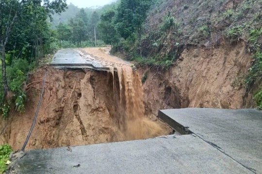 Quảng Ngãi: Tập trung khắc phục nhiều tuyến đường huyết mạch, không để người dân bị cô lập