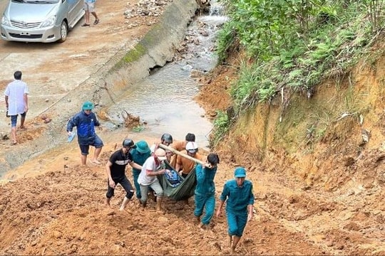 Xót xa cảnh dùng võng khiêng bệnh nhân tai biến qua đường sạt lở