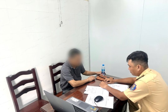 Lái ô tô đi ngược chiều, nam tài xế bị phạt 19 triệu đồng