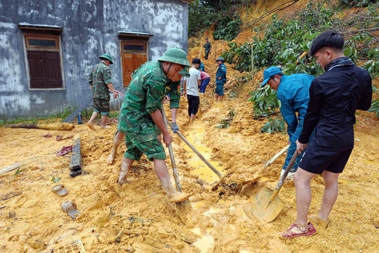 Tình quân dân thắm đượm giữa những ngày Huế vượt lũ