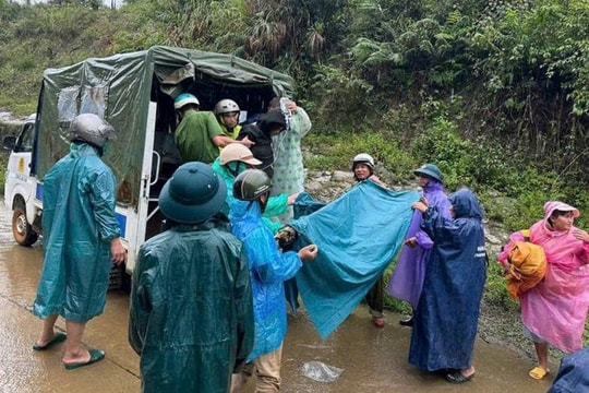 Công an và dân quân vượt sạt lở giúp sản phụ đến bệnh viện an toàn