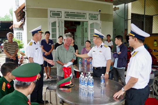Quân chủng Hải quân hỗ trợ người dân khắc phục sau lũ lụt tại miền Trung