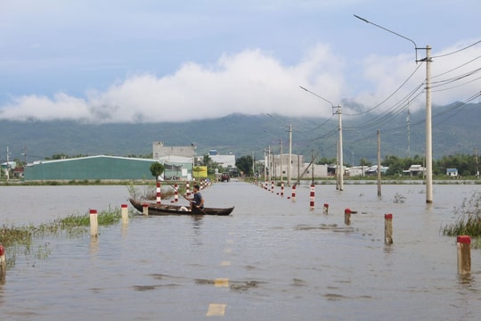 Huế lại đối mặt đợt mưa lũ mới, nước sông tràn qua Đập Đá
