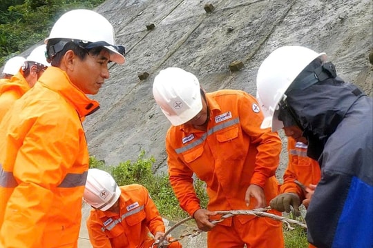 EVNCPC: Hơn 84% khách hàng bị ảnh hưởng do mưa lũ đã được khôi phục cấp điện