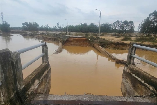 Cầu Bà Ngân sạt lở nặng sau lũ, giao thông bị chia cắt hoàn toàn