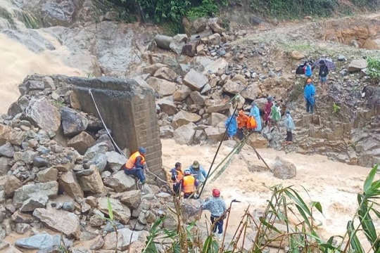 Làm cầu tạm vượt suối dữ đưa cô giáo mang bầu đi sinh