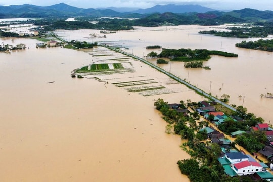 Mưa lớn chưa dứt, miền Trung có khả năng đối mặt với bão số 13