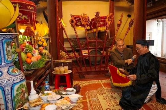 Dâng hương Thành hoàng làng Chu Văn Lương