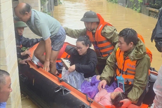 Tình dân trong lũ: Những lá thư tri ân gửi các chiến sĩ Công an Huế